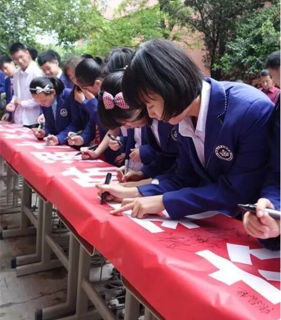 南昌十中民德學(xué)校開展預(yù)防溺水簽名活動